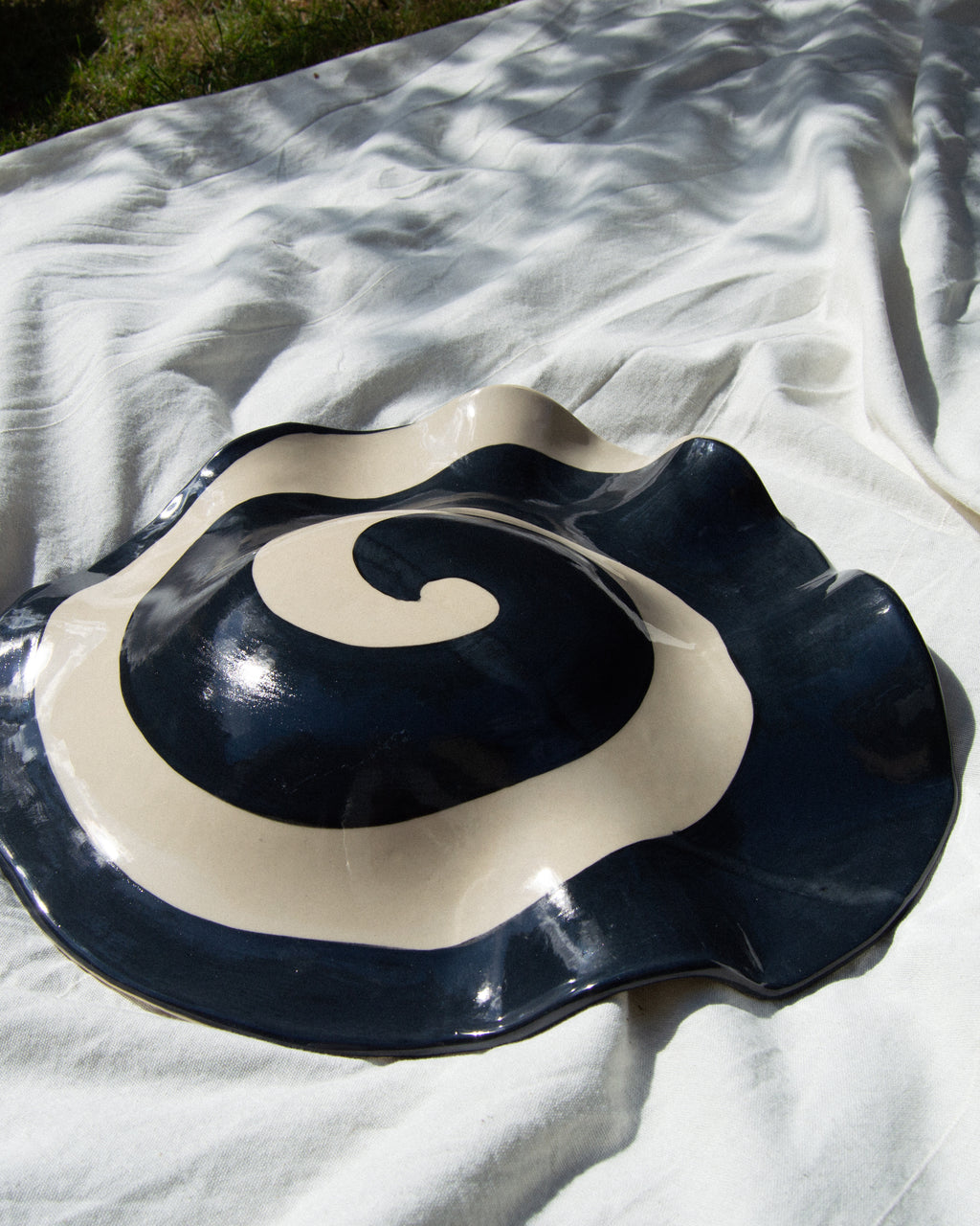 Spiral wave – hand-built stoneware sculpture with a black and off-white spiral glaze