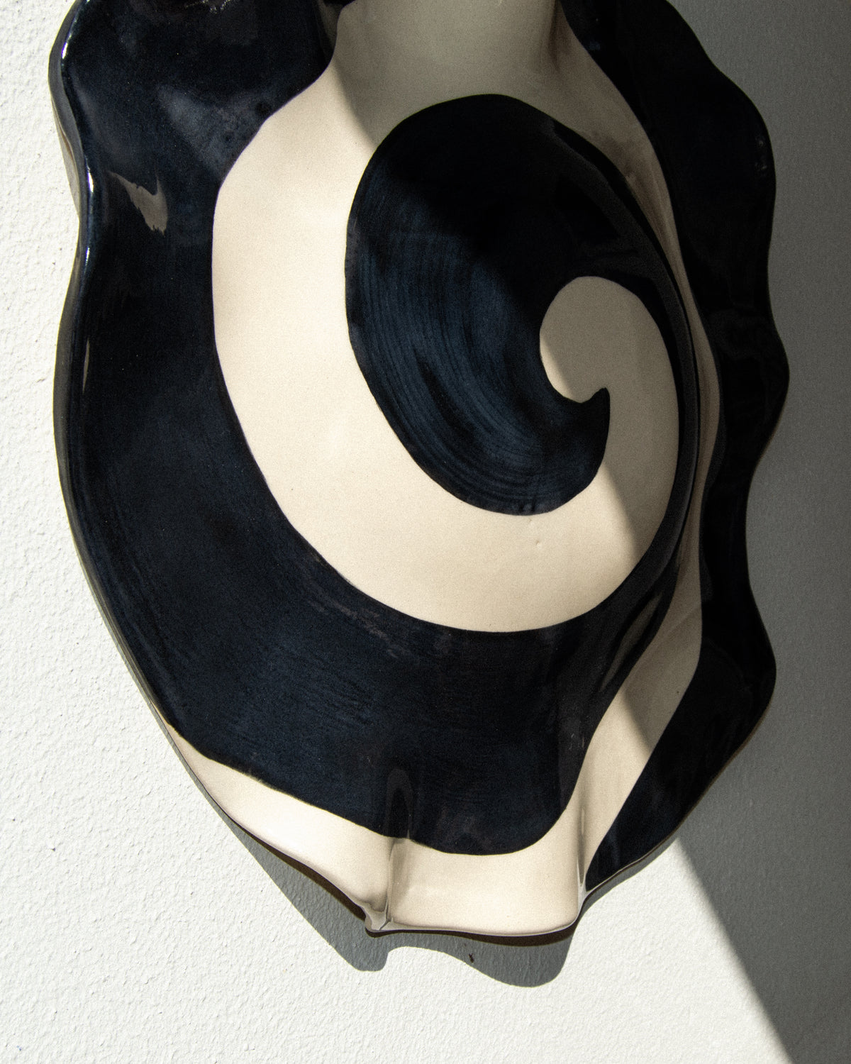 Spiral wave – hand-built stoneware sculpture with a black and off-white spiral glaze