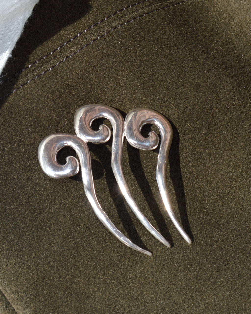 Three lucky waves – sterling silver hair piece with three wave-shaped prongs